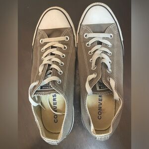 Converse size 8 men’s/ size 10 women’s